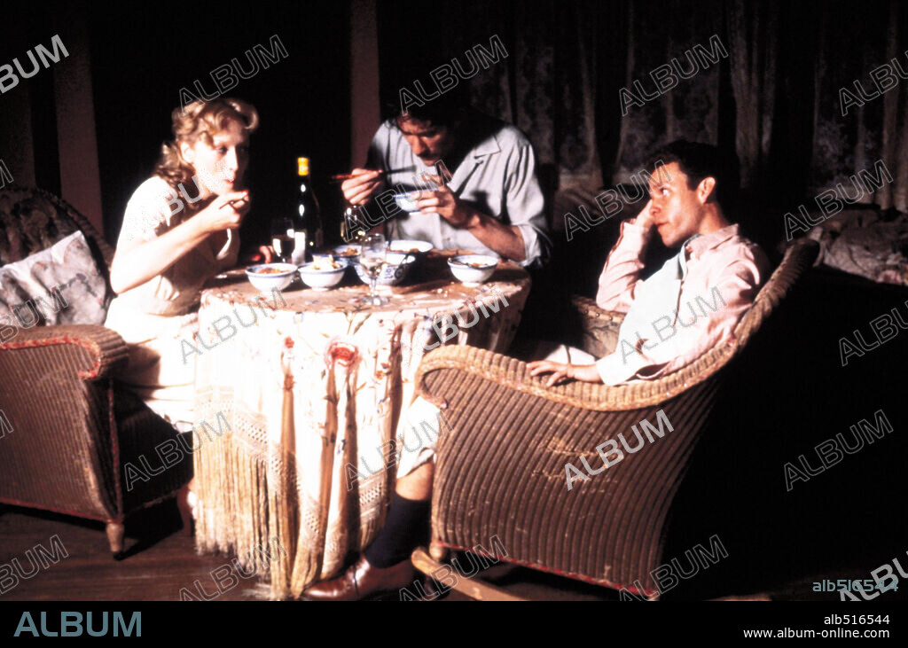 KEVIN KLINE, MERYL STREEP and PETER MacNICOL in SOPHIE'S CHOICE, 1982, directed by ALAN J. PAKULA. Copyright ITC/UNIVERSAL.