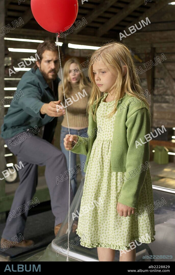 CHLOE GRACE MORETZ, MELISSA GEORGE and RYAN REYNOLDS in THE AMITYVILLE HORROR, 2005, directed by ANDREW DOUGLAS. Copyright METRO GOLDWYN MAYER.