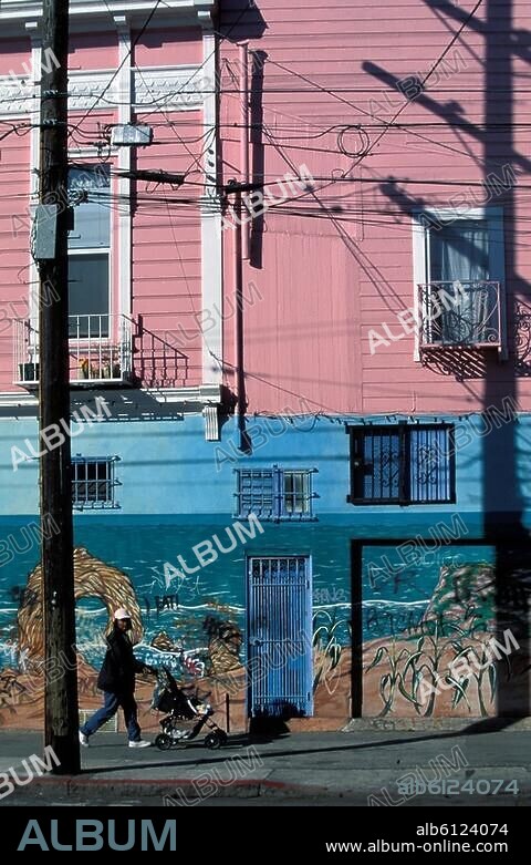 San Francisco (Kalifornien, USA), Wandmalerei.-Haus im Mission District mit Wandbild.-Foto, 2006.