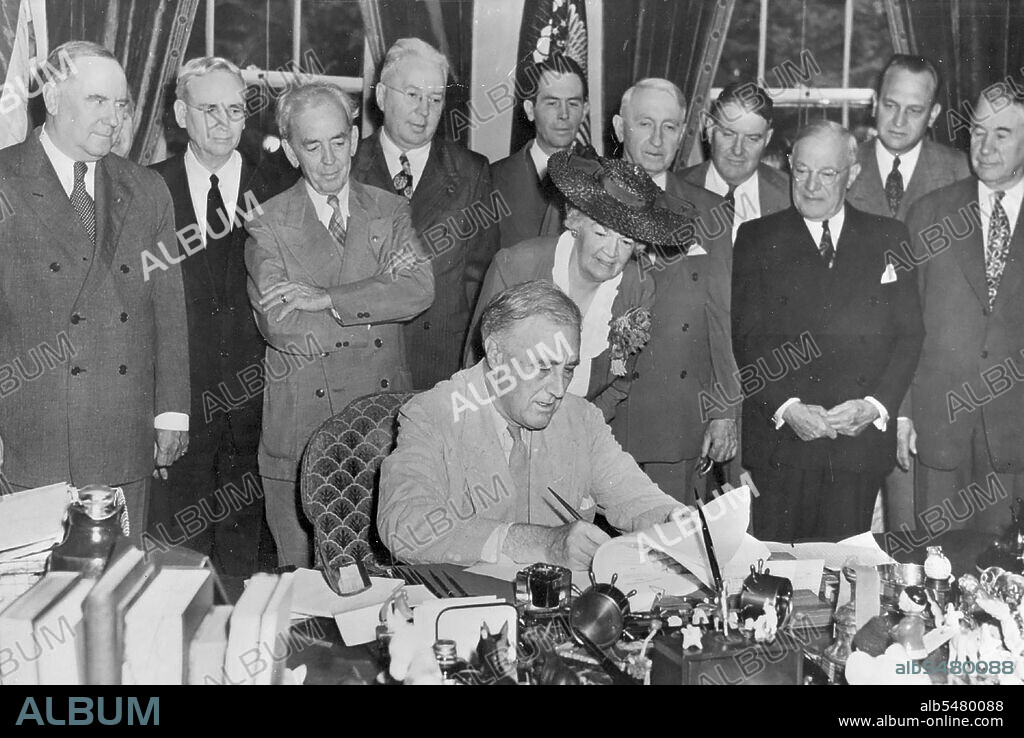 President Franklin Roosevelt signs GI Bill of Rights 1944.