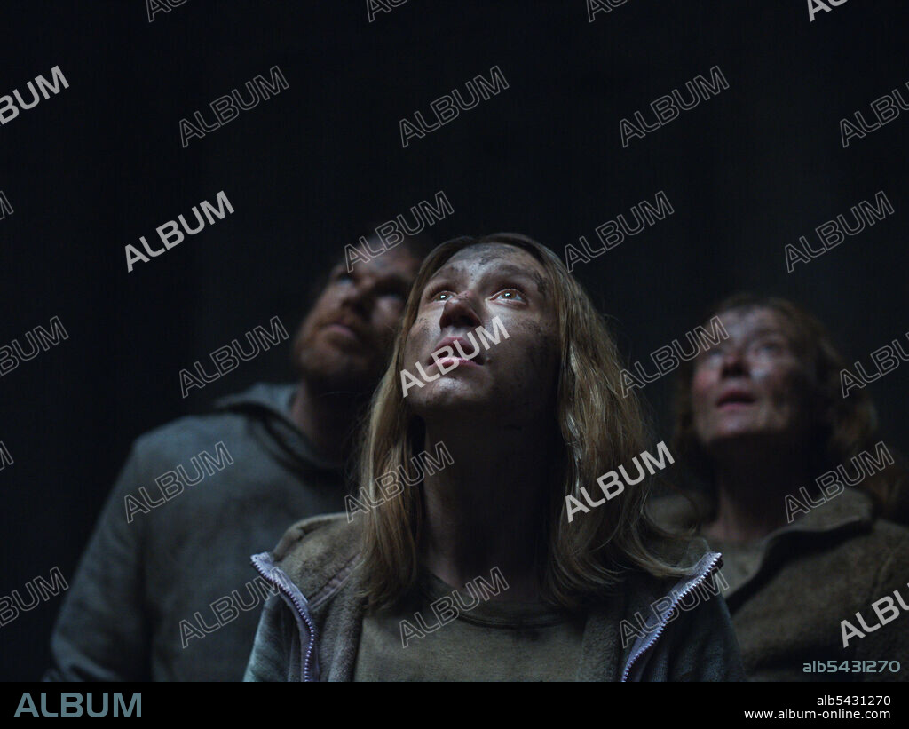 JENNIFER EHLE, MICHAEL C. HALL and TAISSA FARMIGA in JOHN AND THE HOLE, 2021, directed by PASCUAL SISTO. Copyright Mutressa Movies / 3311 Productions.