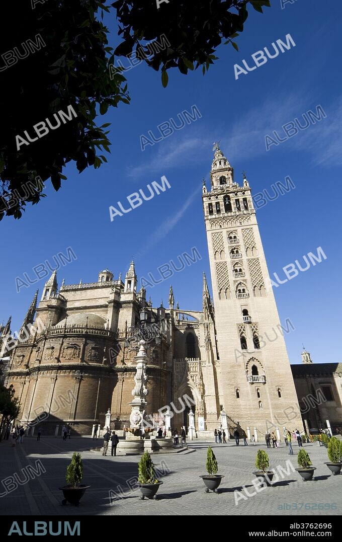 Seville Cathedral and La Giralda, UNESCO World Heritage Site, Plaza Virgen de los Reyes, Santa Cruz district, Seville, Andalusia, Spain, Europe.