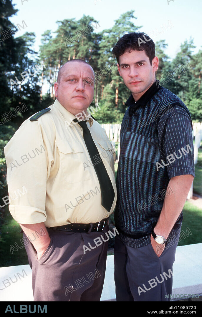 TWO ANGELS ON PATROL - This is not how young Tobias imagined police work. His partner Lutz Koslowski is a corrupt officer and makes his life hell. So he seriously considers whether he should quit the service. But Koslowski is murdered and Tobias is now tasked with solving a murder case on his own. Pictured: Koslowski (UDO KROSCHWALD) returns as a "guardian angel" to support Tobias (MANUEL WITTING). Director: Michael Karen aka. Crime film / Headline: TWO ANGELS ON PATROL.