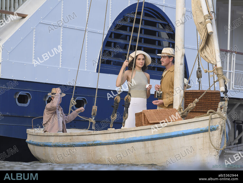 ARMIE HAMMER and GAL GADOT in DEATH ON THE NILE, 2021, directed by KENNETH BRANAGH. Copyright 20TH CENTURY STUDIOS.
