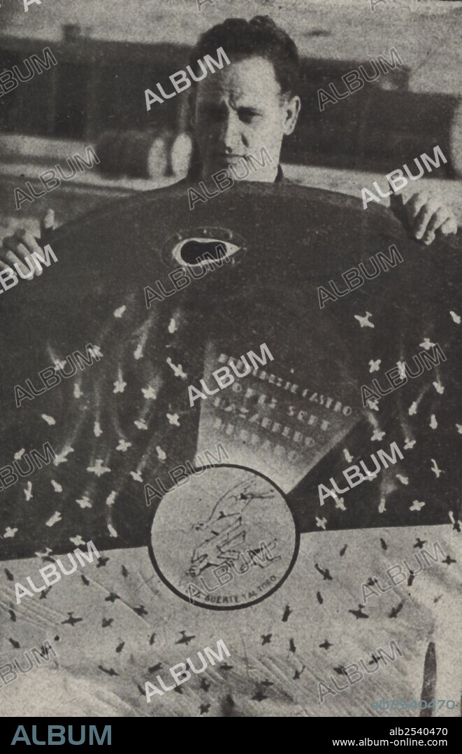 García-Morato y Castaño, Joaquín (1904-1939), con una cola de avión enemigo como trofeo de guerra del grupo. Guerra civil.