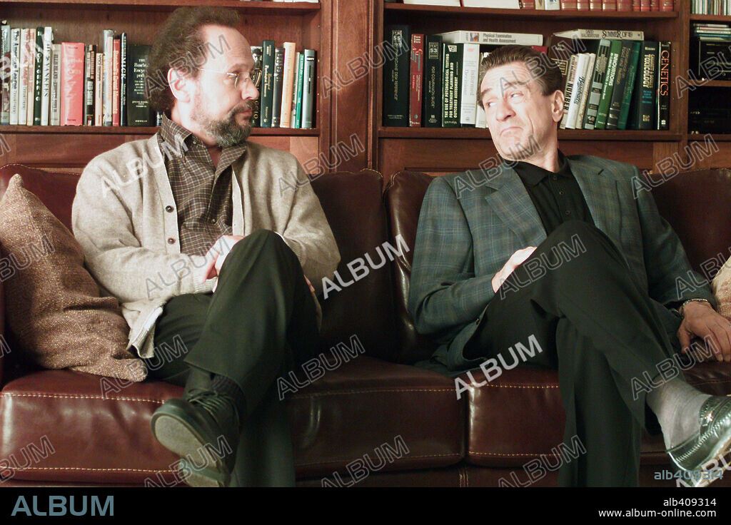 BILLY CRYSTAL et ROBERT DE NIRO dans MAFIA BLUES 2 - LA RECHUTE!, 2002 (ANALYZE THAT), réalisé par HAROLD RAMIS. Copyright WARNER BROS/VILLAGE ROADSHOW FILMS.