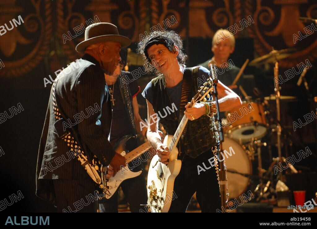BUDDY GUY, CHARLIE WATTS and KEITH RICHARDS in SHINE A LIGHT, 2008, directed by MARTIN SCORSESE. Copyright CONCERT PROMOTIONS INTERNATIONAL/SHANGRI-LA ENTERTAINMENT / MAZUR, KEVIN.