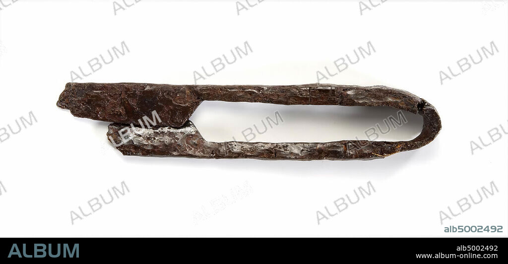Iron scissors in one piece, scissors, metal, iron, 13,8 x 1,5 cm, vmeb 525-600 AD, Netherlands, Utrecht, Rhenen, Rhenen, grave 157.