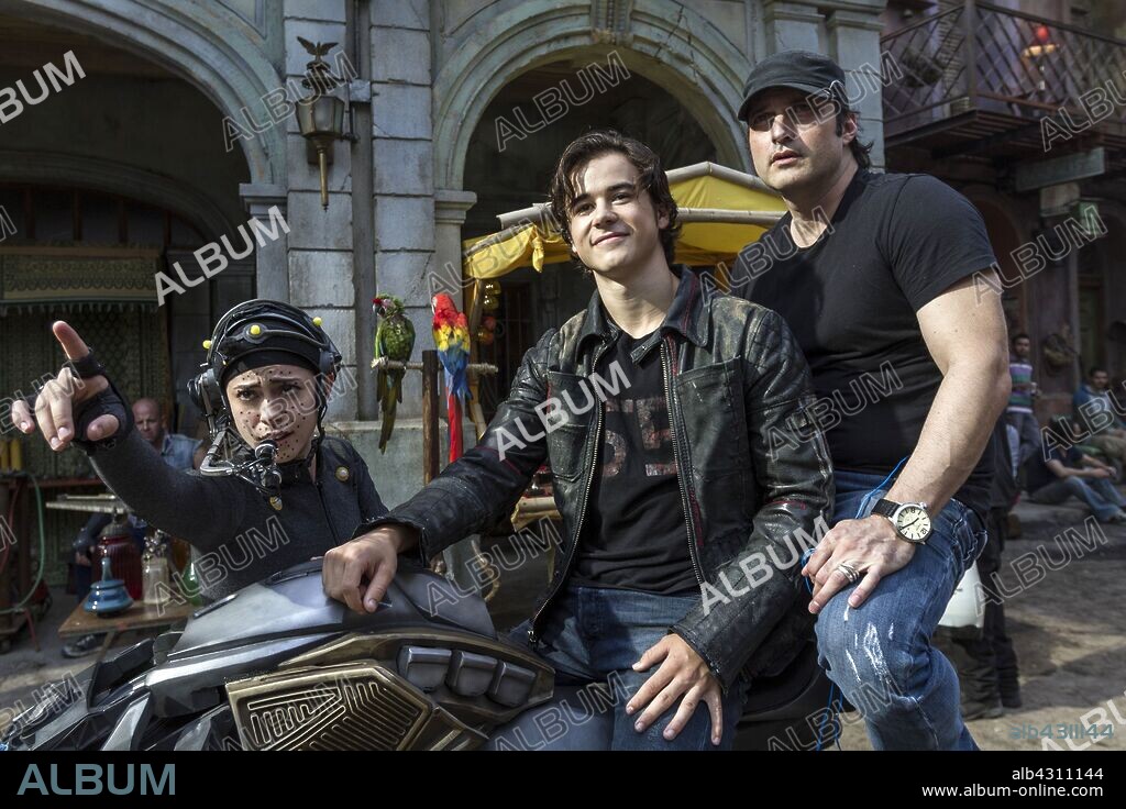 KEEAN JOHNSON, ROBERT RODRIGUEZ and ROSA SALAZAR in ALITA: BATTLE ANGEL, 2019, directed by ROBERT RODRIGUEZ. Copyright 20TH CENTURY FOX.