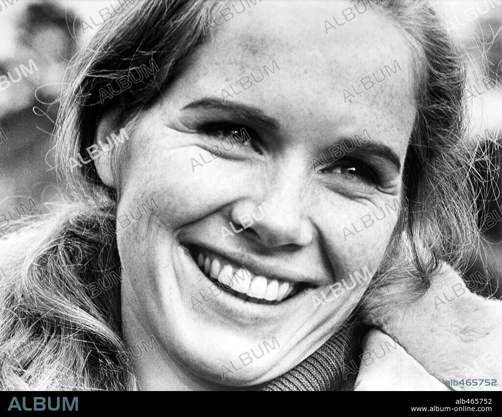 LIV ULLMANN en LA VERGUENZA, 1968 (SKAMMEN), dirigida por INGMAR BERGMAN. Copyright CINEMATOGRAPH AB.