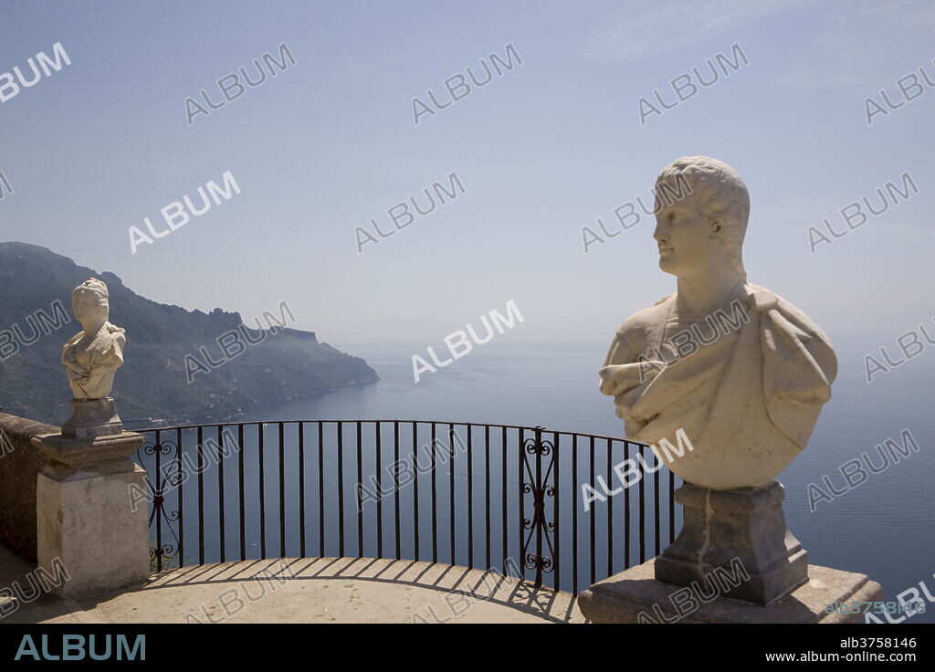 La terrazza dell'infinito (The terrace of infinity), Villa Cimbrone, Ravello, Costiera Amalfitana, UNESCO World Heritage Site, Campania, Italy, Europe.