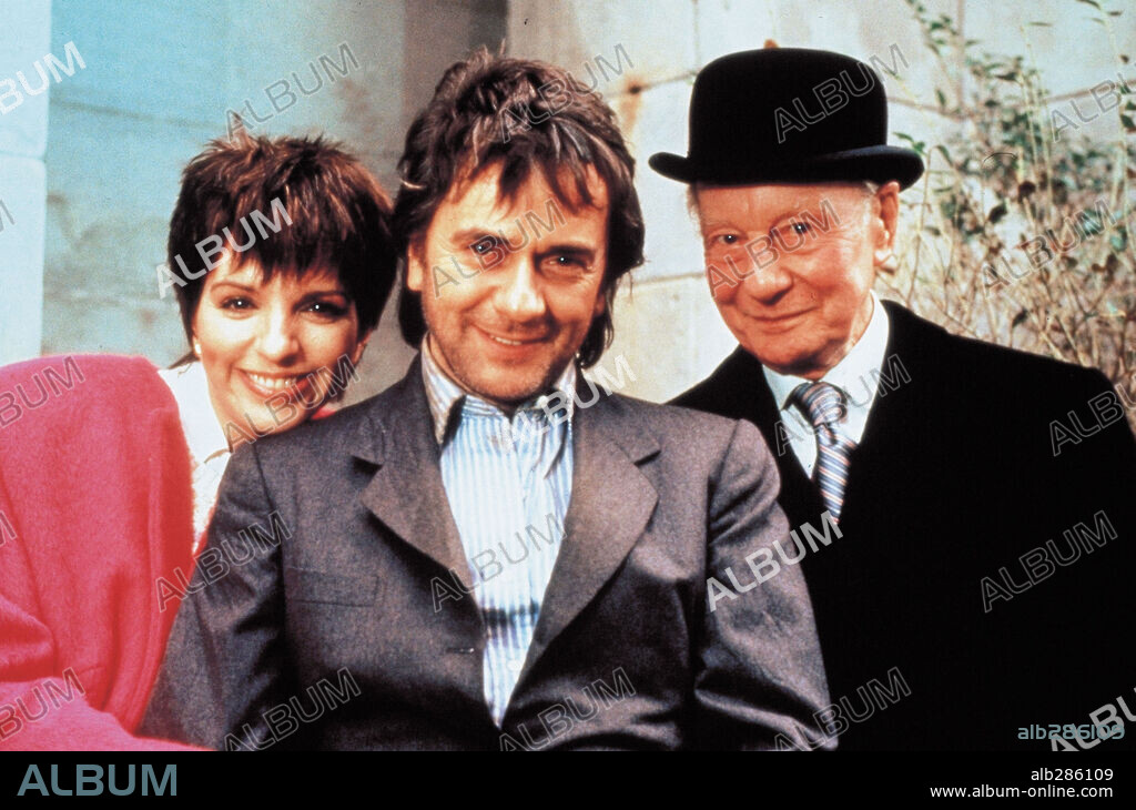 DUDLEY MOORE, JOHN GIELGUD and LIZA MINNELLI in ARTHUR 2: ON THE ROCKS, 1988. Copyright WARNER BROTHERS.