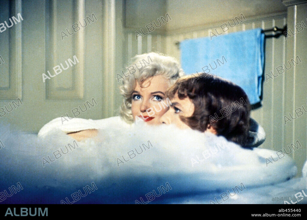 NORMA JEAN BAKER und TONY CURTIS. MARILYN MONROE und TONY CURTIS in MANCHE MÖGEN'S HEISS, 1959 (SOME LIKE IT HOT), unter der Regie von BILLY WILDER. Copyright UNITED ARTISTS.