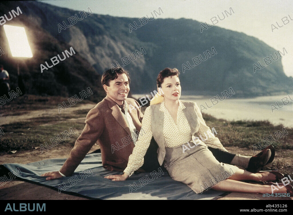 JAMES MASON and JUDY GARLAND in A STAR IS BORN, 1954, directed by GEORGE CUKOR. Copyright WARNER BROTHERS.