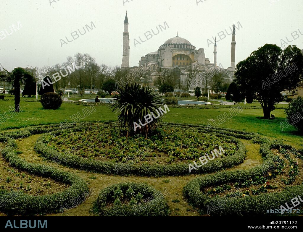 ANTEMIO DE TRALLES (474-534) ISIDORO DE MILETO. SANTA SANTA SOFIA DE CONSTANTINOPLA - CONSTRUIDA ENTRE EL AÑO 532-537.