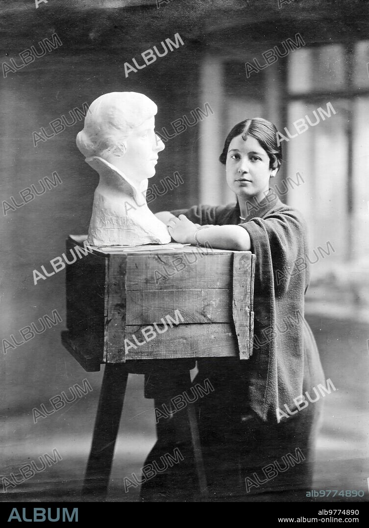 Valencia, julio de 1916. Elena Sorolla, hija de Joaquín Sorolla, con una de sus esculturas, que presentó en la exposición de Arte de la JuventudFoto: Vicente Barbera Masip.