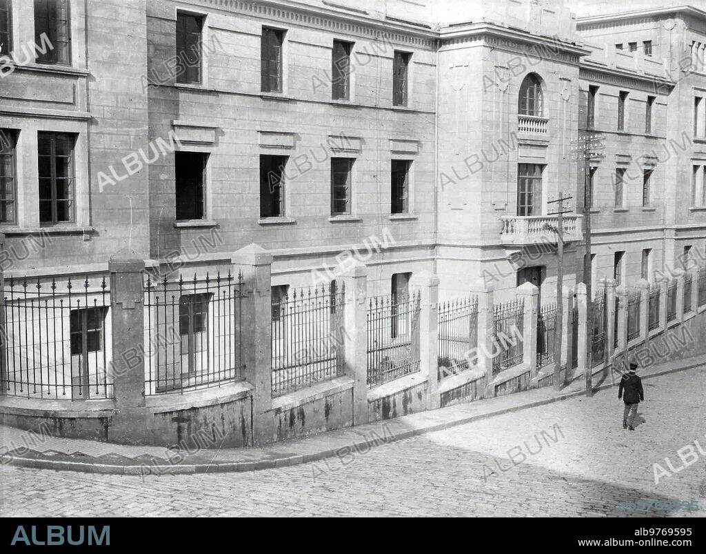Marzo 1918. Residencia de los Pp. Agustinos en Ceuta. Fachada del colegio.