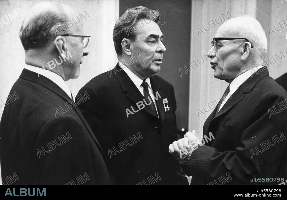 Breschnew, Leonid Iljitsch sowj. Politiker (ab 1966 Generalsekretär des ZK der KPdSU); 1906 - 1982. Breschnew (Mitte), im Gespräch mit dem 1. Sekretär des ZK der polnischen KP Wladislaw Gomulka (rechts) und dem Generalsekretär der SED Walter Ulbricht. Foto, um 1968.