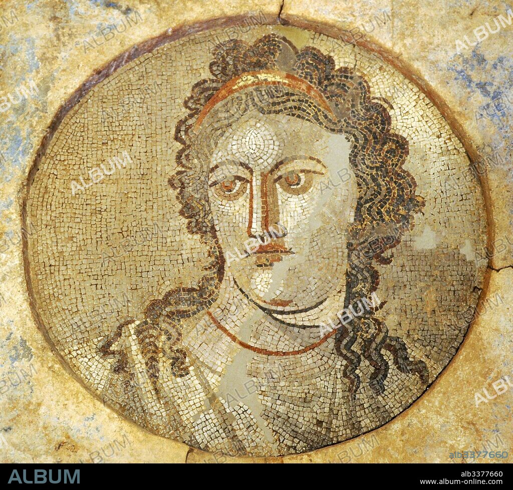 Mosaico de la pared con la representación de Mnemósine, la madre de las nueve musas. Siglo II d. C. Museo Nacional Arqueológico. Tarragona. Cataluña. España. Mosaic of the wall with representation of Mnemosyne, personification of memory. Mother of the nine Muses. 2nd century AD. Spain. National Archaeological Museum. Tarragona. Spain.