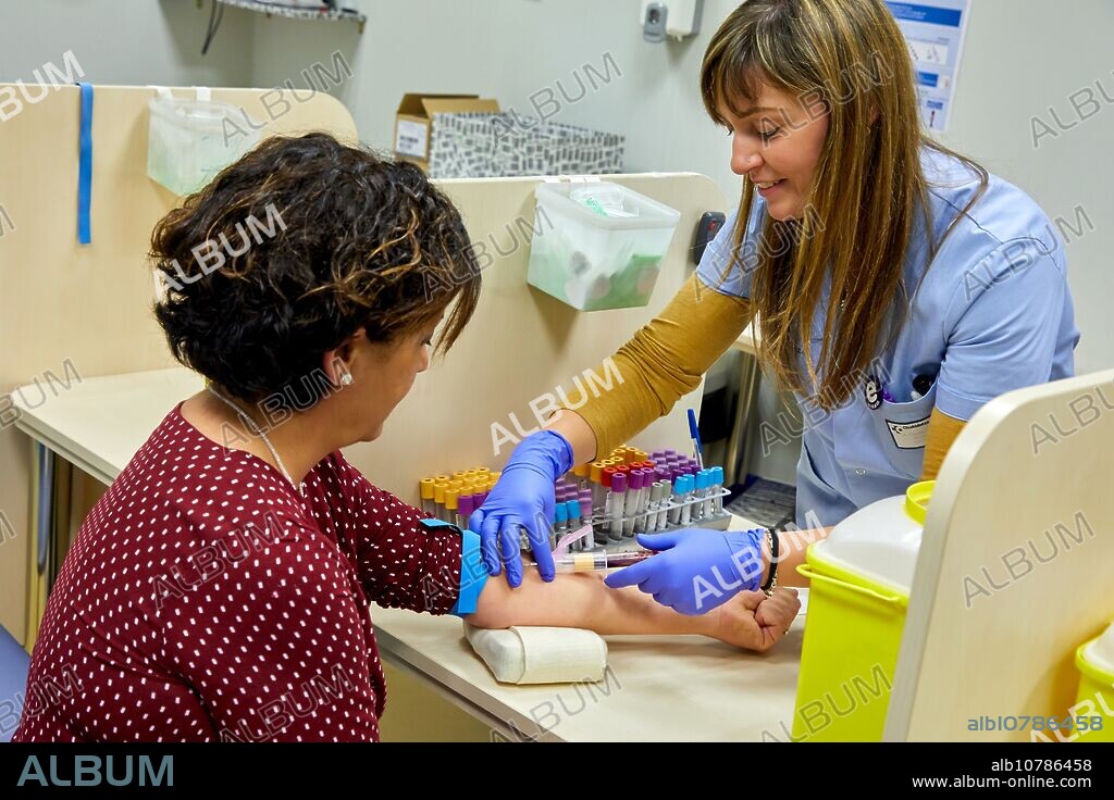 Nurse performing a blood draw, Antiguo Health Center, Donostia, San Sebastian, Gipuzkoa, Basque Country, SpainExtracción de sangre, Ambulatorio Antiguo, Centro de Salud, Osakidetza, Donostia, San Sebastian, Gipuzkoa, Basque Country.