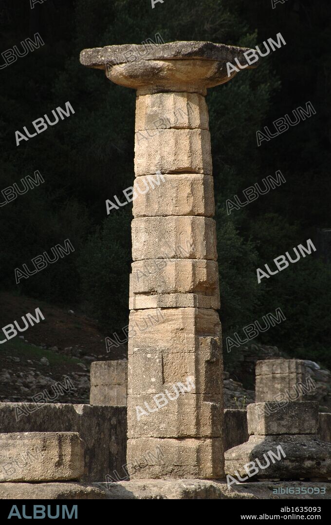 ARTE GRIEGO. GRECIA. TEMPLO DE HERA (HERAION). El más antiguo de los tres templos que hay en el santuario, y el primer templo conocido en que se utiliza el ORDEN DORICO (s. VI a. C.). Detalle de una COLUMNA DORICA. Situado en el ALTIS. SANTUARIO DE OLIMPIA. Provincia Ilía. Región del Peloponeso.