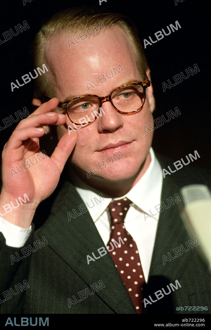 PHILIP SEYMOUR HOFFMAN en TRUMAN CAPOTE, 2005 (CAPOTE), dirigida por BENNETT MILLER. Copyright SONY PICTURES CLASSICS / DORY, ATTILA.