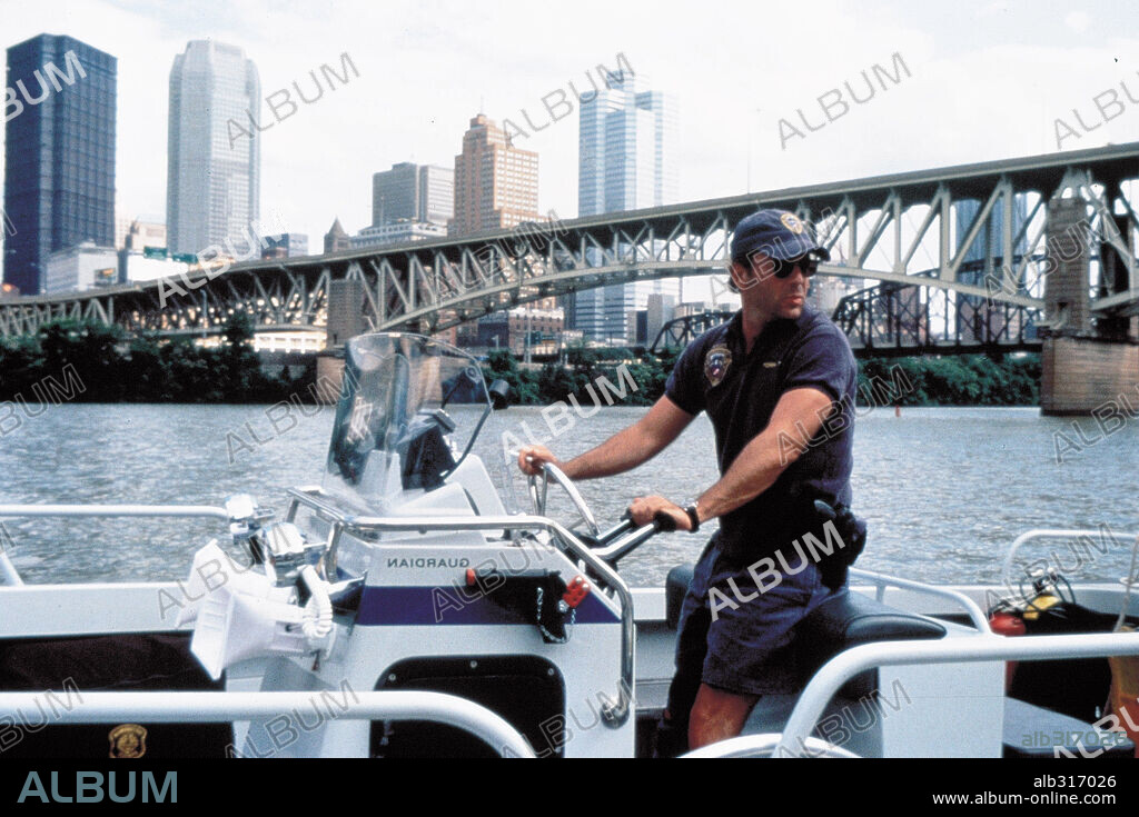 BRUCE WILLIS en PERSECUCIÓN MORTAL, 1993 (STRIKING DISTANCE), dirigida por ROWDY HERRINGTON. Copyright COLUMBIA PICTURES.
