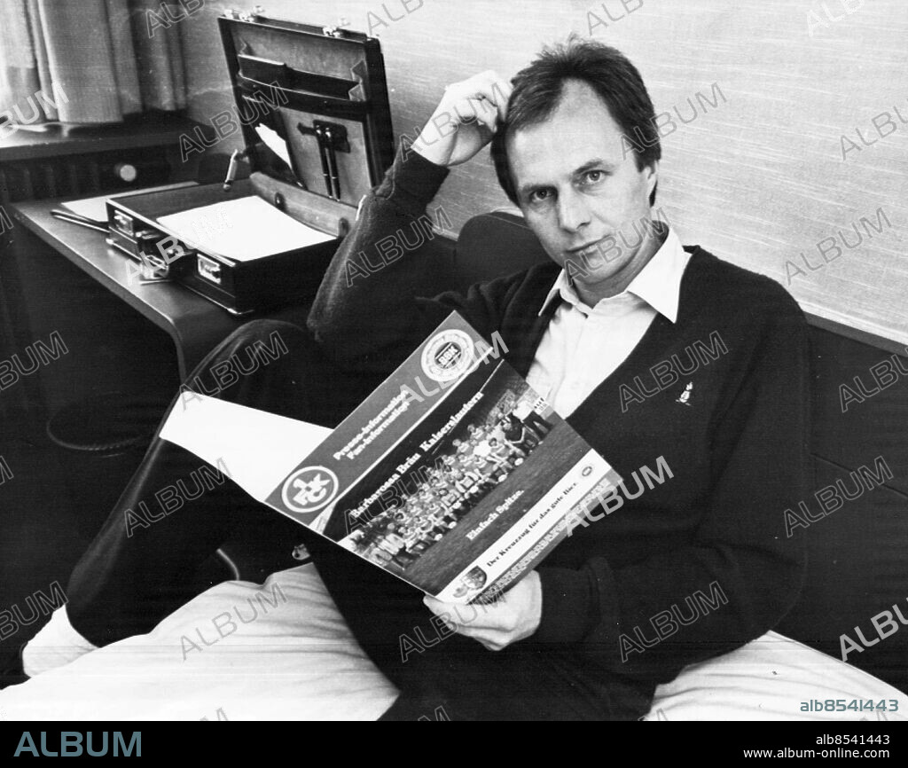 1982 . Sven-Göran Eriksson kliar sig i huvudet och frågar sig hur IFK Göteborg skall bära sig åt i kvällens match mot Kaiserslauten.. Foto: Ingvar Andersson / DN / TT / Kod: 3. ** SvD OUT **.