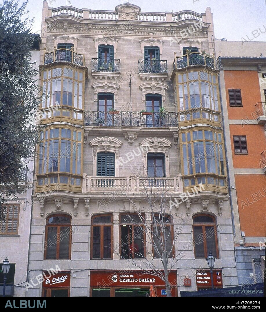 EDIFICIO SITUADO EN LA PLAZA DE CORT CON EL BANCO DE CREDITO BALEAR EN LA PRIMERA PLANTA.