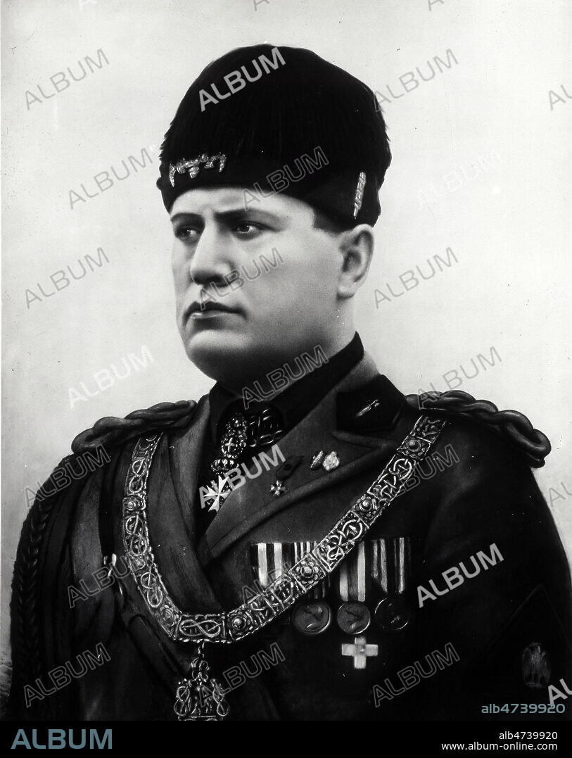 Portrait photo de Benito MUSSOLINI (1883-1945) en costume de chef supreme de la milice fasciste. Credit : Collection NB/KHARBINE-TAPABOR.