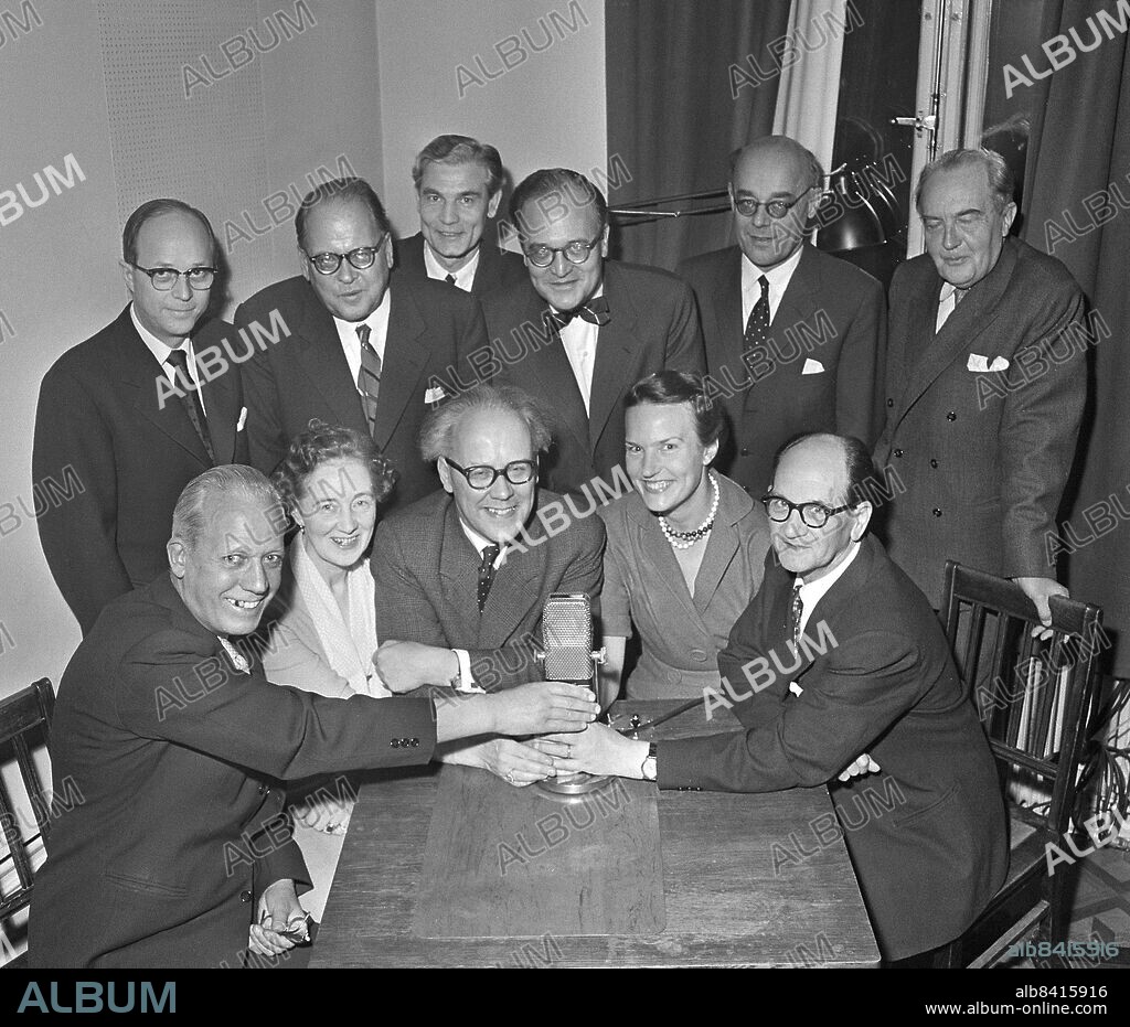 STOCKHOLM 1957-11-16. TT-nyheterna i radio har lästs ungefär 40 000 gånger. På radioredaktionen hos Tidningarnas Telegrambyrå firades detta med tårta till lördagskaffet. Före detta och aktiva TT-röster träffades och upplivade gamla minnen. I bakre raden frv Bengt Arvidsson, Gösta Öhman, Runo Cederqvist, Uno Stenholm, Gunnar Dahlgren, Berndt Aulin. Främre raden frv Ivan Sundström, Astrid Kindstrand, Stefan Rosén, Ingrid Berglöf och Bernhard Thörnberg.. Foto: Alf Lidman DN / TT / Kod: 4486. **SvD OUT**.