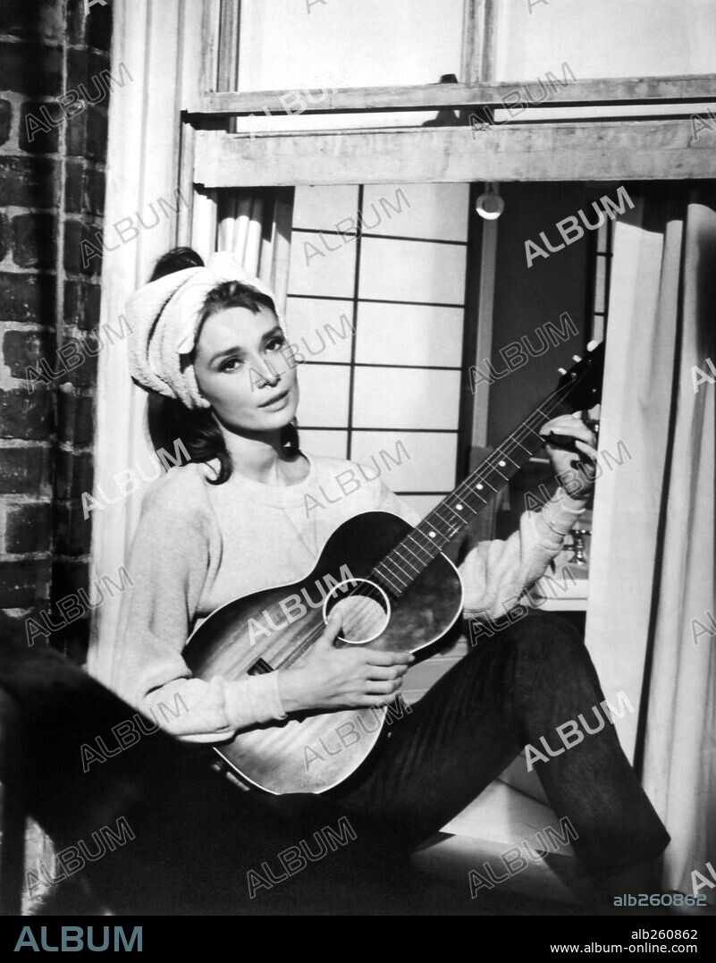AUDREY HEPBURN in BREAKFAST AT TIFFANY'S, 1961, unter der Regie von BLAKE EDWARDS. Copyright PARAMOUNT PICTURES.