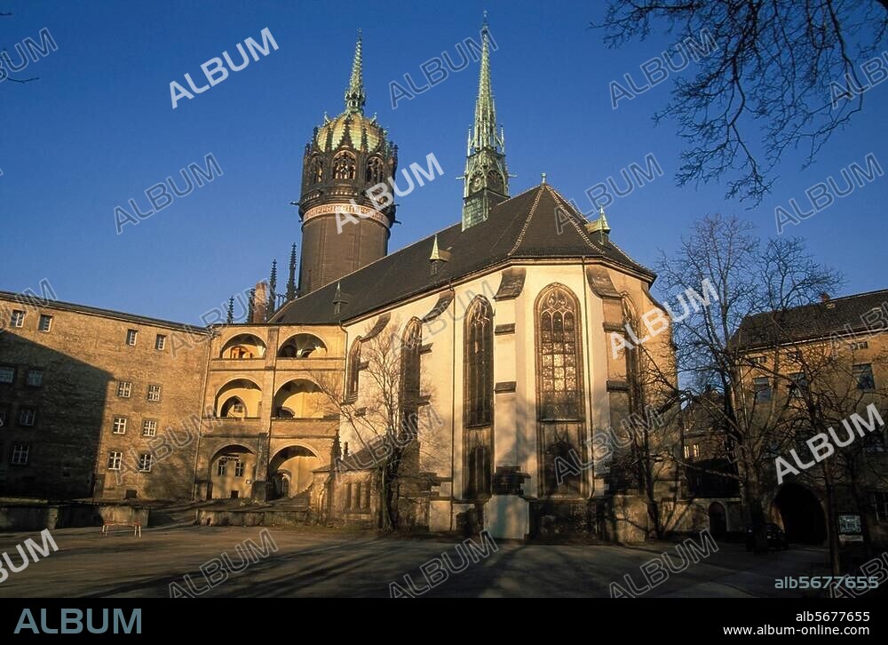 Wittenberg, Schloßkirche. (um 1500 von Conrad Pflüger erbaut; Ort des Thesenanschlags Martin Luthers 1517; 1883-92 Umbau durch J.H.F.Adler). Schloßhof mit Schloßkirche von Süden. Foto, undat.