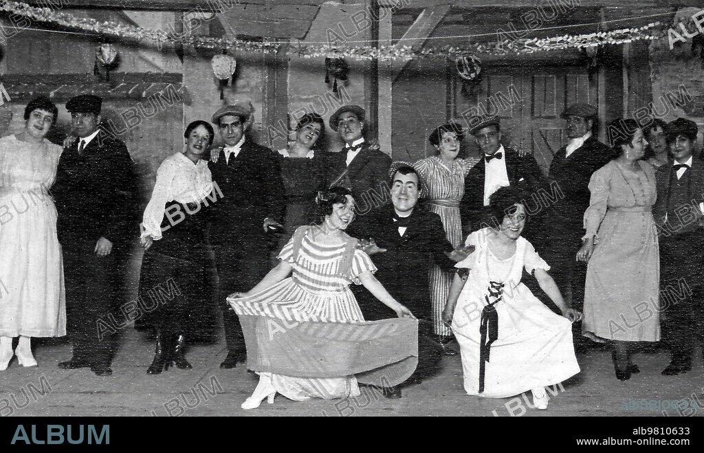 1919. Madrid. In the Comic Theater. A scene from the Sainete "Concha la Lamparillera", by asenjo and Torres del Álamo, music by maestro Font.
