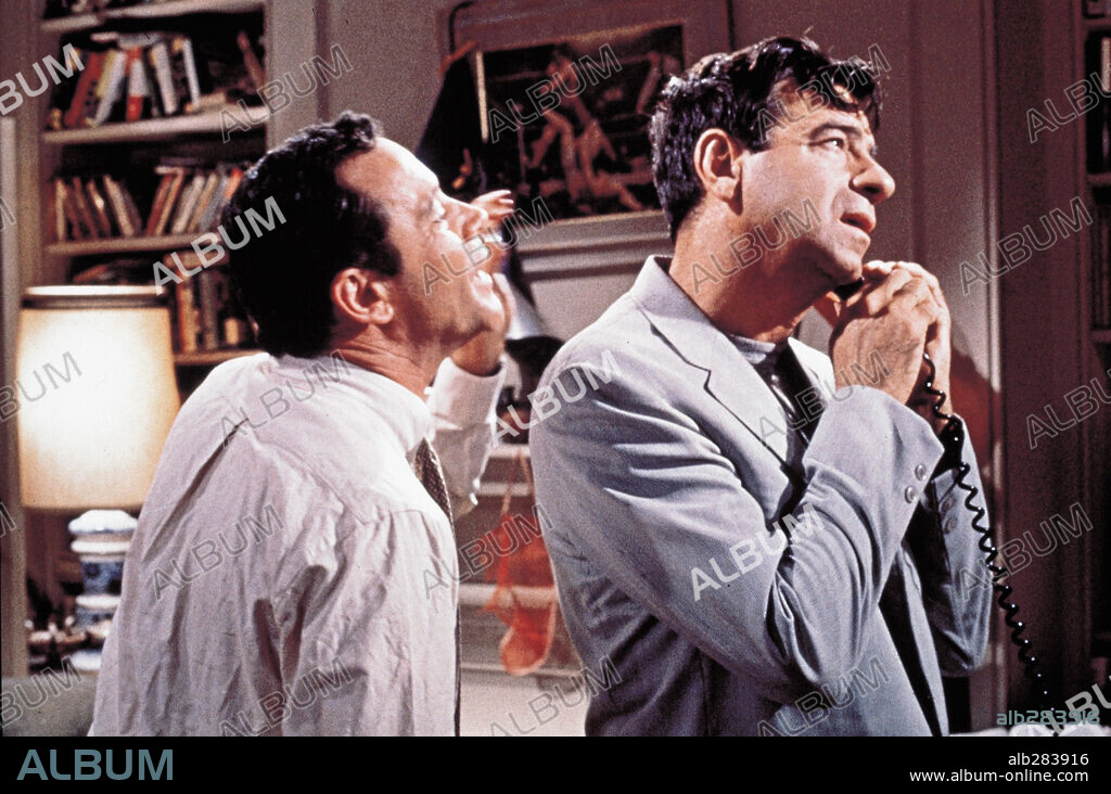JACK LEMMON y WALTER MATTHAU en LA EXTRAÑA PAREJA, 1968 (THE ODD COUPLE), dirigida por GENE SAKS. Copyright PARAMOUNT PICTURES.