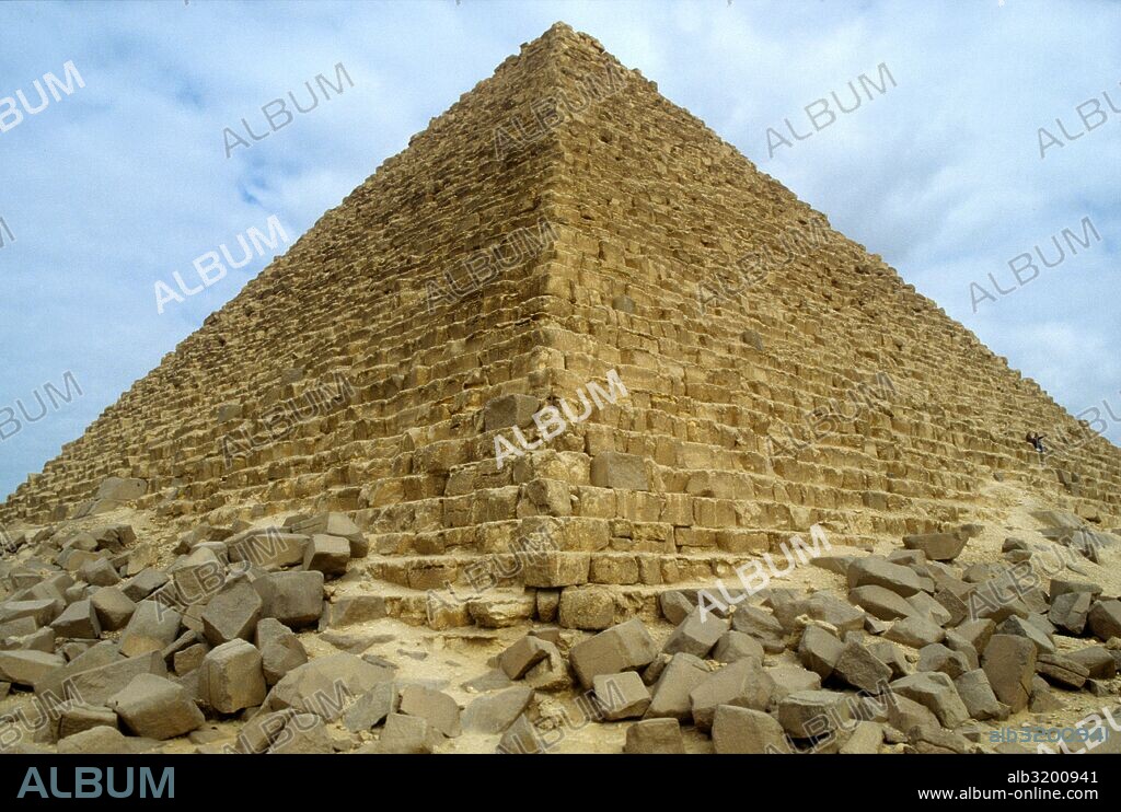 La Pirámide de Keops sirvió como tumba para el faraón Jufu, conocido también por su nombre en griego, Keops, en la dinastía IV.  Guiza, Egipto.