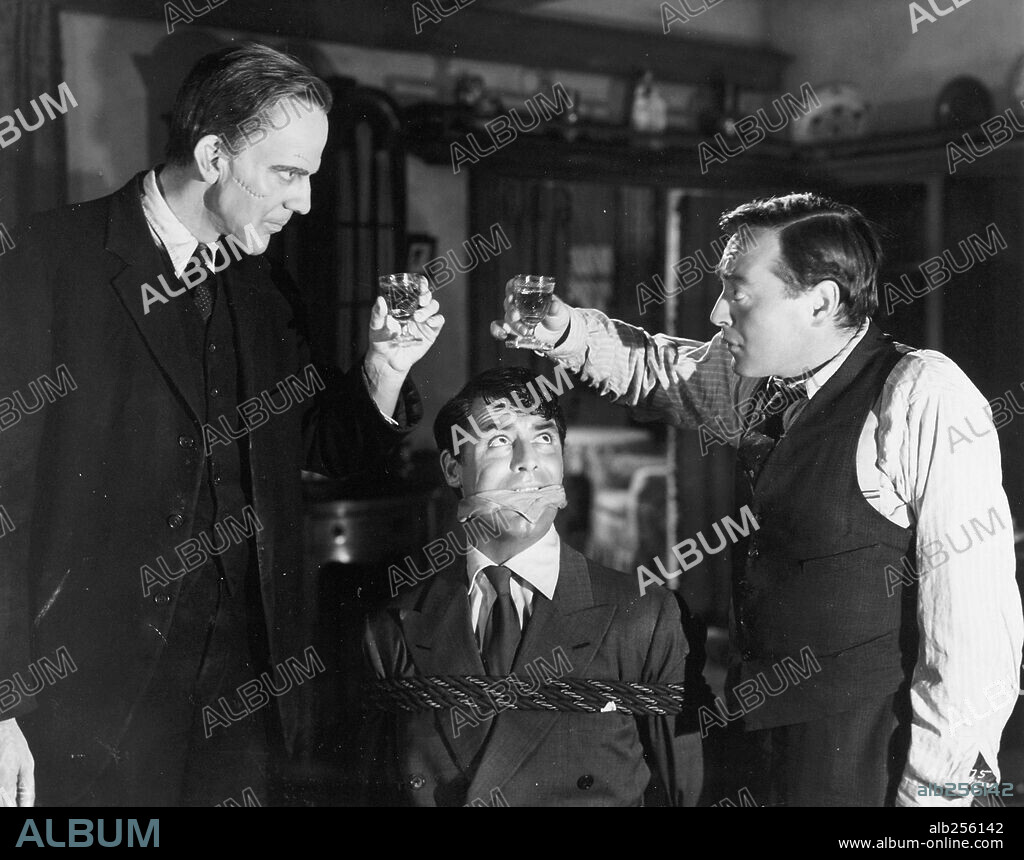 CARY GRANT, PETER LORRE and RAYMOND MASSEY in ARSENIC AND OLD LACE, 1944, directed by FRANK CAPRA. Copyright WARNER BROTHERS.
