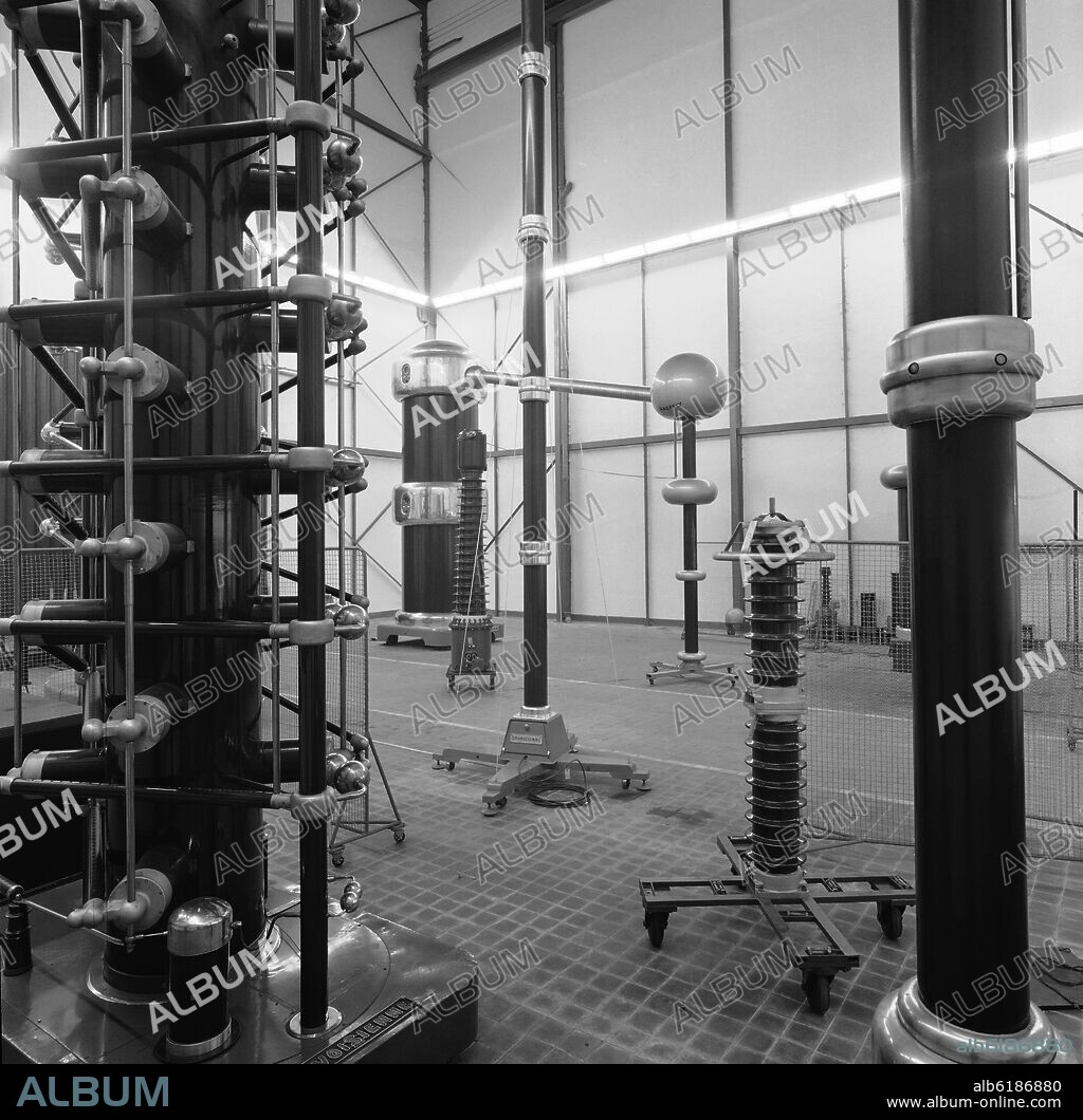 LABORATORIO DE FISICA - CONTROL DE CALIDAD - FOTOGRAFIA EN BLANCO Y NEGRO - AÑOS 50.