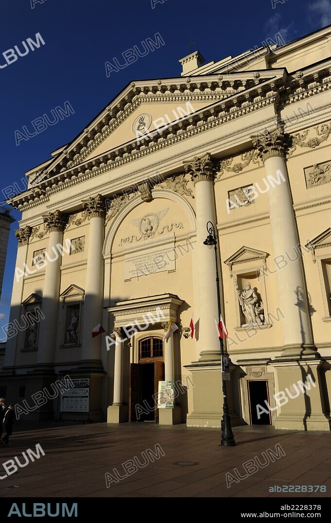 POLONIA. VARSOVIA. Iglesia de Santa Ana con fachada neoclásica del siglo XVIII.