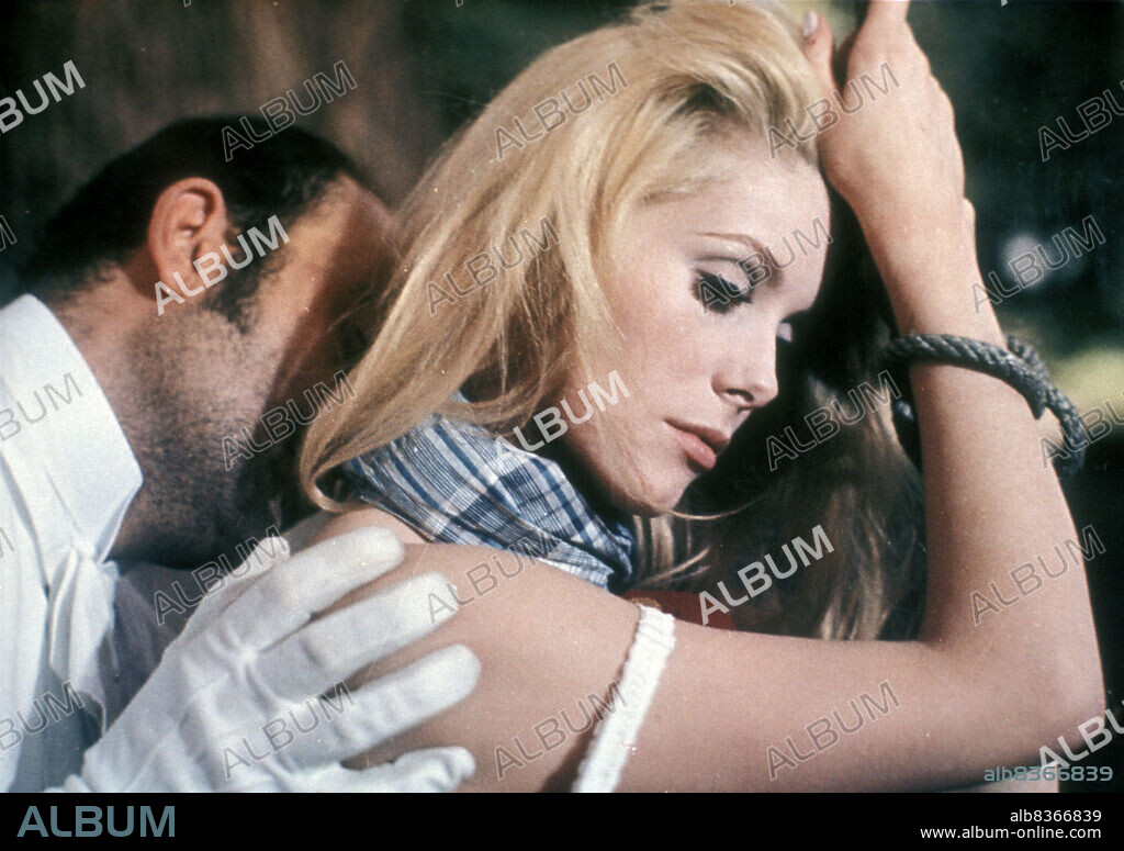 CATHERINE DENEUVE en BELLE DE JOUR: BELLA DE DÍA, 1967 (BELLE DE JOUR), dirigida por LUIS BUÑUEL. Copyright PARIS FILM/FIVE FILM.