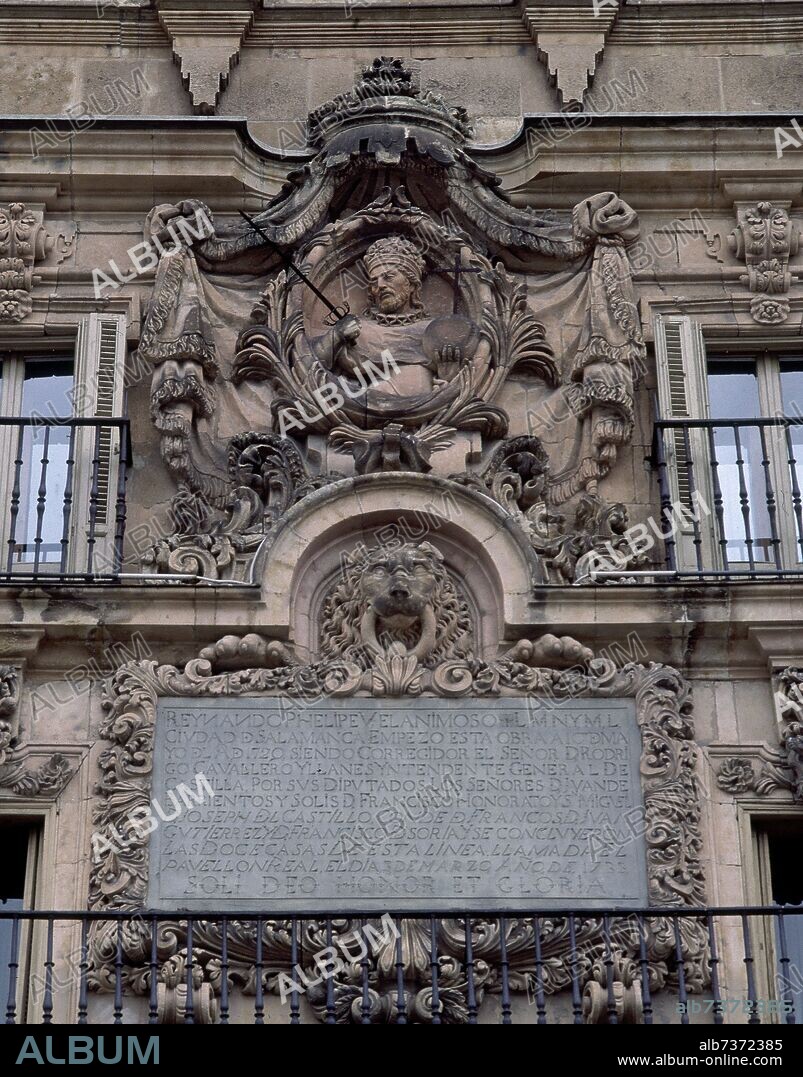 EL PABELLON REAL - DETALLE DE LA FACHADA BARROCA CON MEDALLON,GUIRNALDAS Y PLACA CONMEMORATIVA.