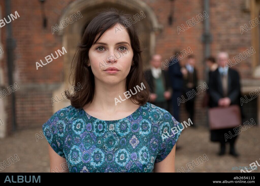 FELICITY JONES in THE THEORY OF EVERYTHING, 2014, directed by JAMES MARSH. Copyright WORKING TITLE FILMS.