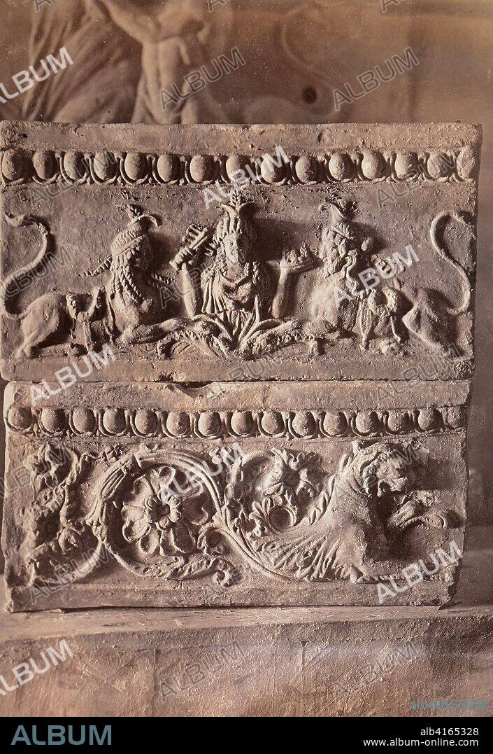 Parte de un friso antiguo, bajorrelieve con figura femenina y esfinges, leones y decoración floral.