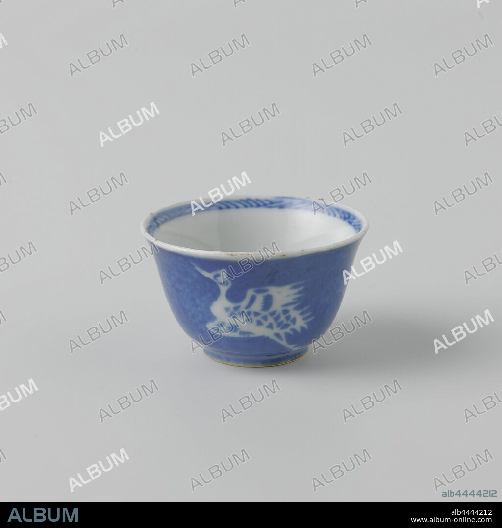 Cup with powder blue and cranes, Porcelain tea cup, painted in underglaze blue. Bleu poudré., anonymous, China, c. 1700 - c. 1724, Qing-dynasty (1644-1912) / Kangxi-period (1662-1722) / Yongzheng-period (1723-1735), porcelain (material), glaze, cobalt (mineral), vitrification, h 3.9 cm d 6.5 cm d 2.9 cm.