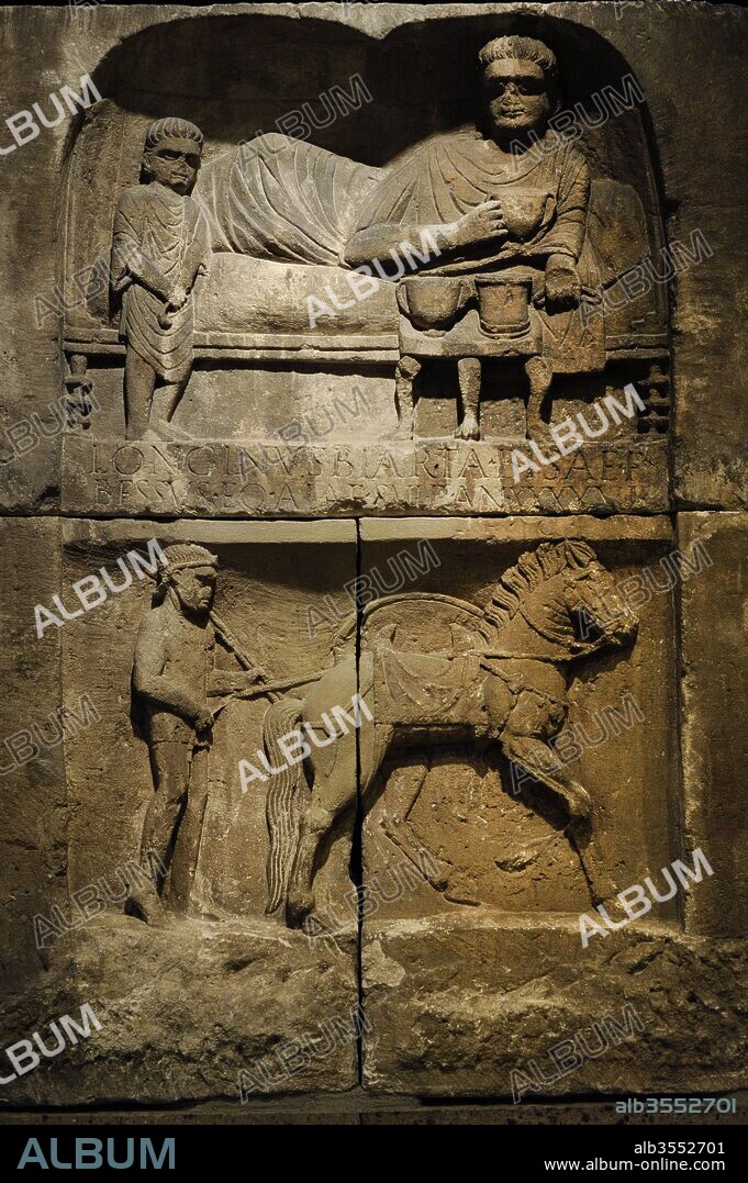 Estela funeraria de Longinus Biarta, soldado del regimiento de caballería del ala Sulpicia. Muerto a los 46 años, era originario de Tracia (actual Bulgaria). Relieve con la representación del difunto y, en la parte inferior, un sirviente llevando el caballo del difunto. 80-90. Hallado en la calle Gereon, Colonia (Alemania). Museo Romano-Germánico. Colonia. Alemania.