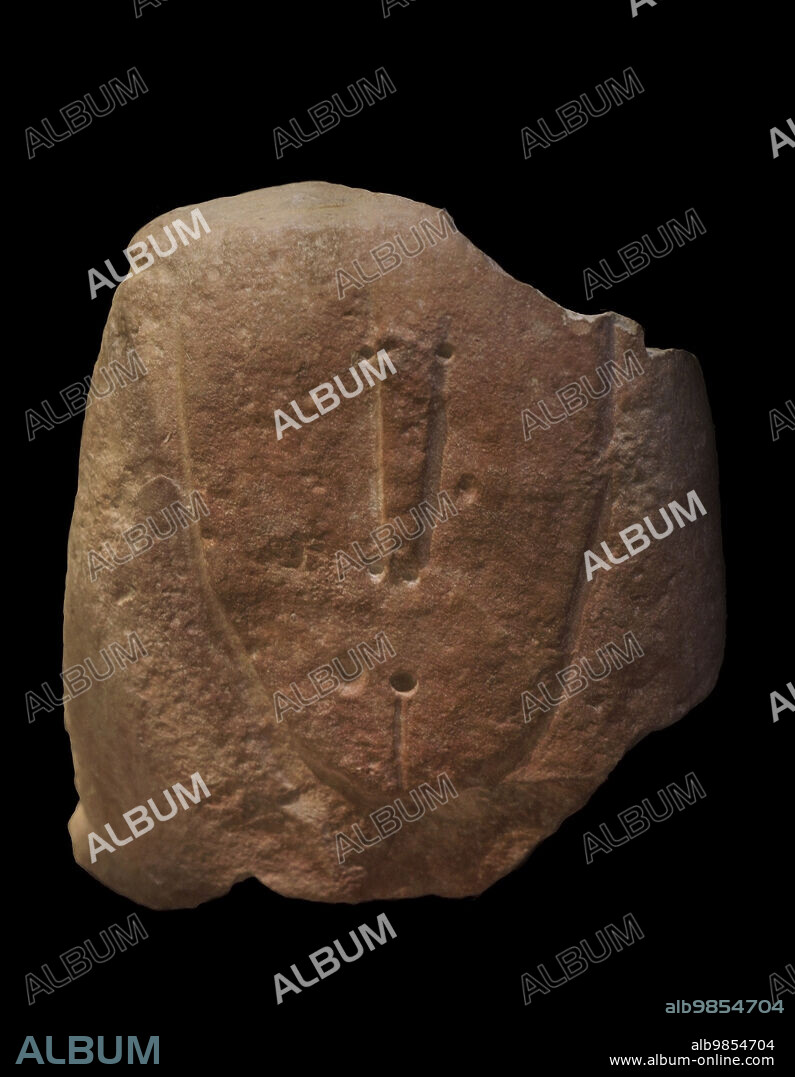 Parte superior de una estatua-menhir realizada en piedra caliza globigerina, saturada con ocre rojo. Muestra una representación tallada de un rostro humano. Ta' Trapna z-Zghira, Malta. Fase Zebbug (4100 a.C. a 3800 a.C.). Museo Nacional de Arqueología. La Valeta. Malta.