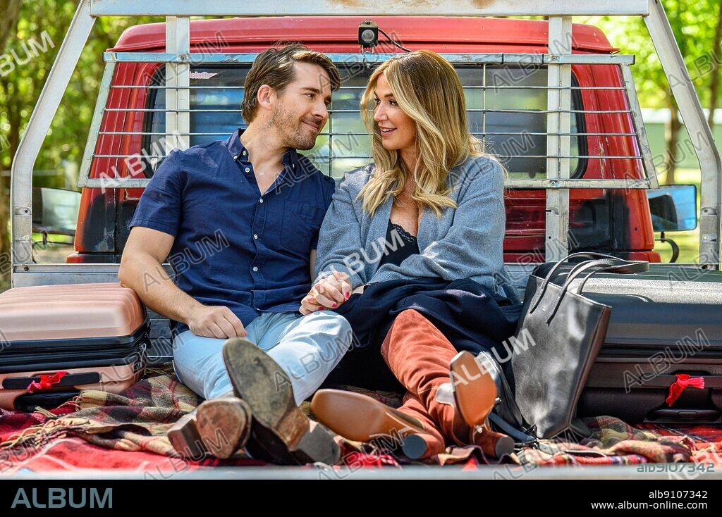 DARREN MCMULLEN and POPPY MONTGOMERY in CHRISTMAS ON THE FARM, 2021, directed by CHRISTOPHER WEEKES. Copyright Hoodlum Entertainment.