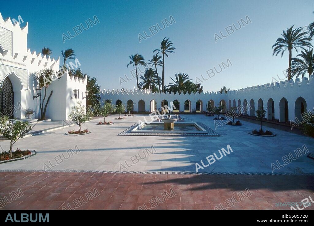 Marbella (Andalusien, Spanien), Moschee / Mezquita del Rey Abdula Aziz Al-Saud ( eingeweiht 1981; Arch.: Juan Mora Urbano). /-Teilansicht: Arkadenhof mit Reinigungsbrunnen.-/ Foto, 1991.