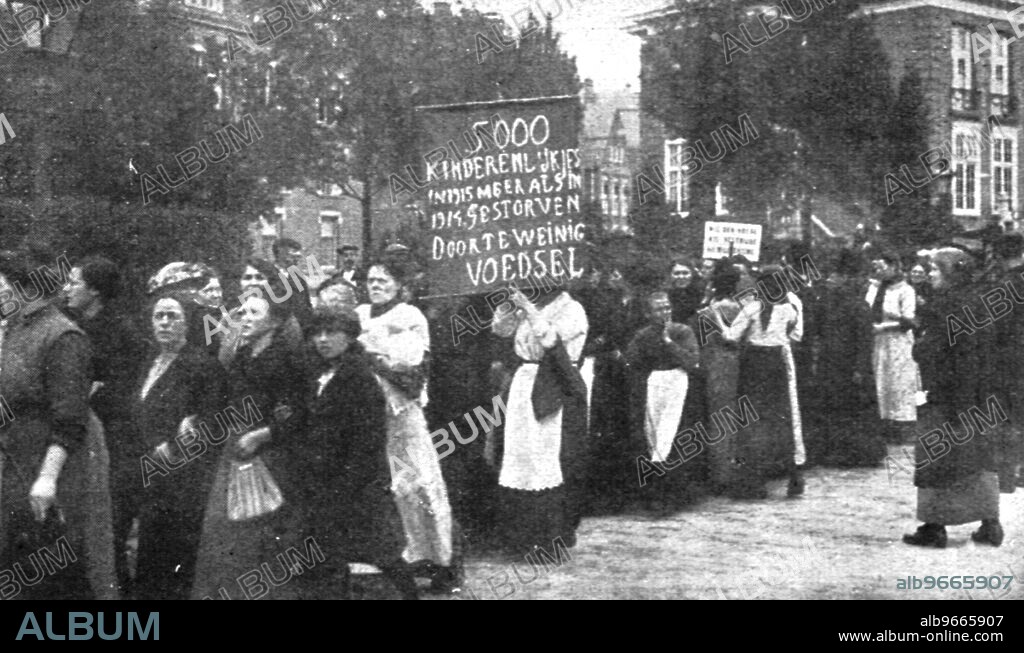 'Les manifestations contre "la vie chere" en Hollande; manifestation faminine a Amsterdam contre la cherte de la vie', 1916. From "Collection de la Guerre IV. L'Illustration Tome CXLVIII. La Guerre Juillet, Aout, Septembre, Octobre, Novembre, Decembre 1916".