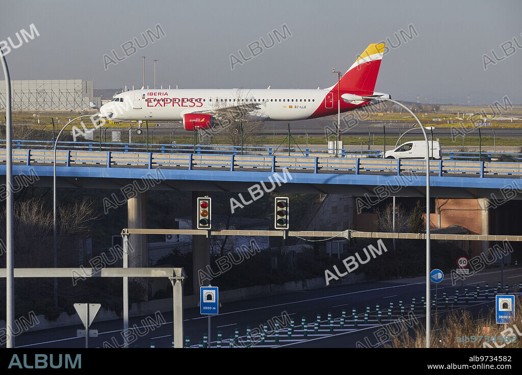 Madrid, 03/02/20. Aeropuerto Adolfo Suarez Madrid Barajas. Rodaje de Aeronaves por las Pistas con la torre de la T4 al Fondo. Avión de Iberia Express. Archdc. Foto: Guillermo Navarro.